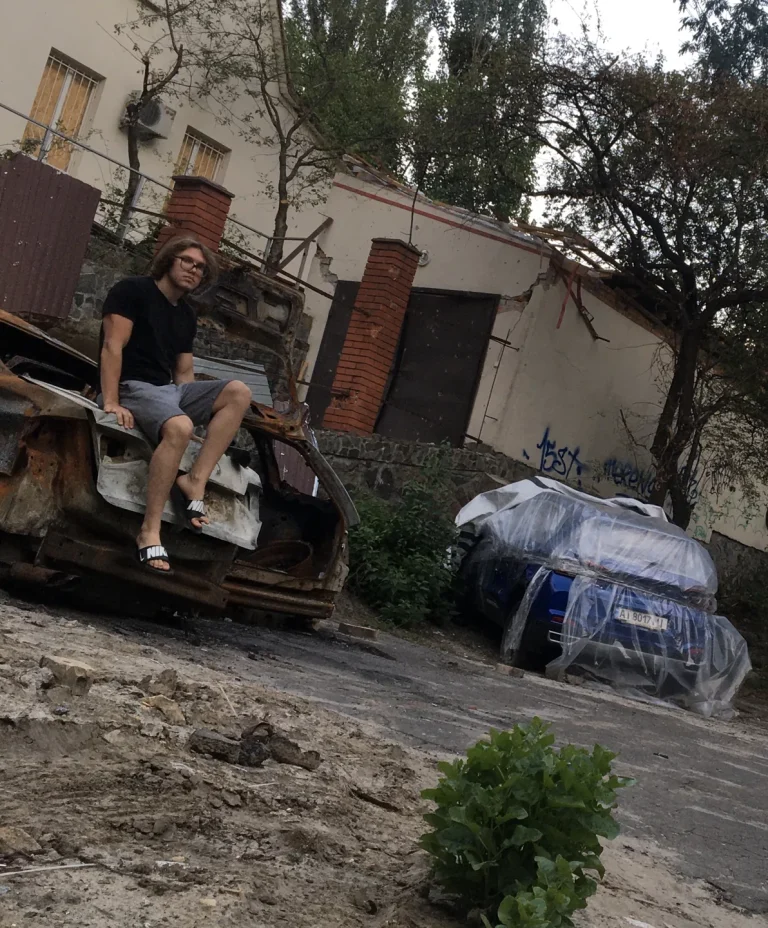 вышел потрогать траву